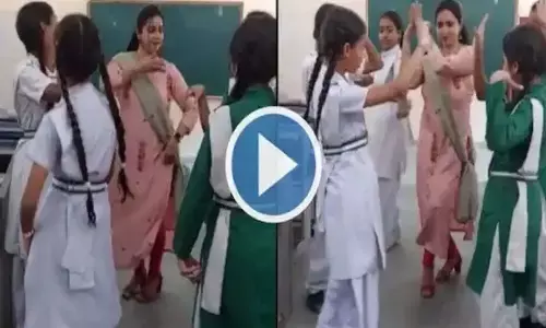 అమ్మాయిల‌తో క‌లిసి టీచ‌ర్ డ్యాన్స్‌.. హాటా, స్వీటా.. మీరే తేల్చండి! (వీడియో)