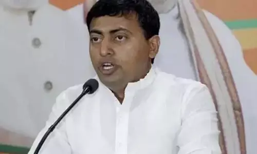 కేసీఆర్ తెలంగాణను పీక్కుతింటున్నాడు: సీఎంపై రాకేష్ రెడ్డి ఫైర్