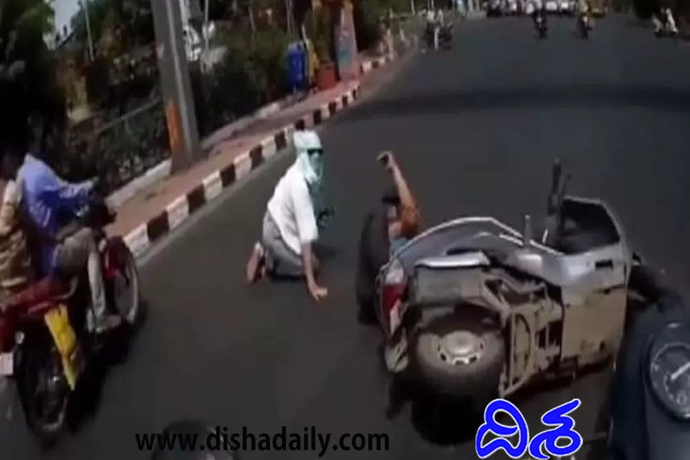 అంటే.. వెనక నుండి గుద్దకుండానే పడ్డానా.. అమ్మాయి ఫైర్..! (వీడియో) అంటే.. వెనక నుండి గుద్దకుండానే పడ్డానా.. అమ్మాయి ఫైర్..! (వీడియో)