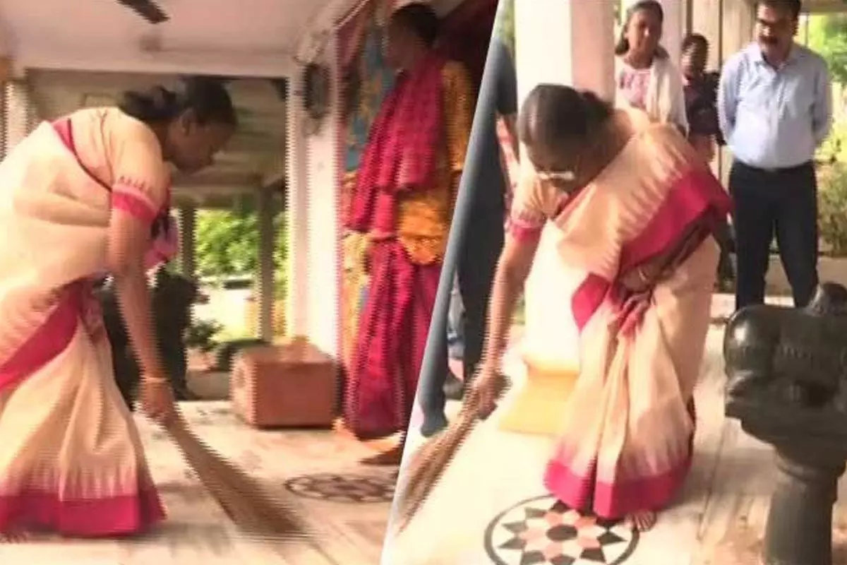 Presidential Candidate Draupadi Murmu Sweeps Temple Floor In Rairangpur Presidential Candidate Draupadi Murmu Sweeps Temple Floor In Rairangpur