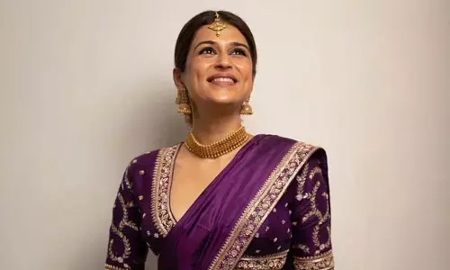 Shraddha Das looks effortlessly beautiful in a purple saree
