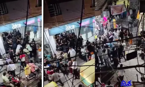 కానిస్టేబుల్‌పై దాడి చేసిన మహిళలు... యూనిఫాం చిరిగినా కూడా వదలకుండా.. (వీడియో)