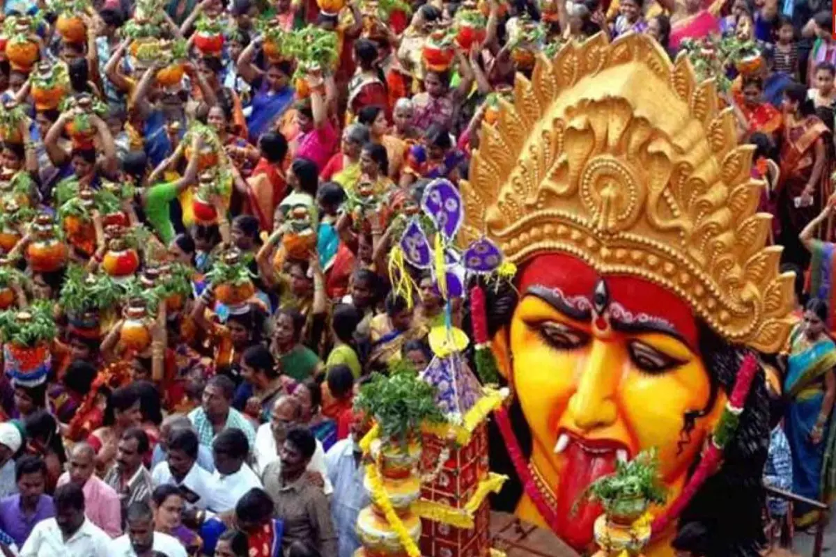 Bonalu: బోనమెత్తిన గోల్కొండ.. చేనేత చీరలో దర్శనమివ్వనున్న అమ్మవారు