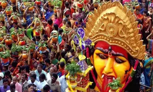 Bonalu: బోనమెత్తిన గోల్కొండ.. చేనేత చీరలో దర్శనమివ్వనున్న అమ్మవారు