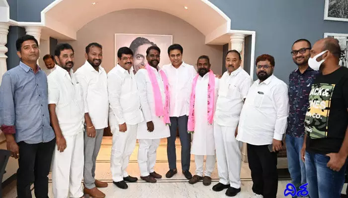 Warangal BJP Corporator Has been Joined In TRS in the presence Of KTR