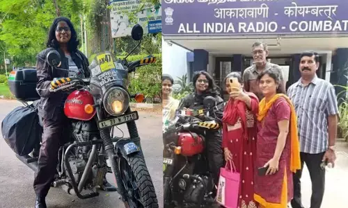 సైనికులకు నివాళులర్పించేందుకు సోలో బైక్ రైడ్ చేస్తున్న కేరళ మహిళ!