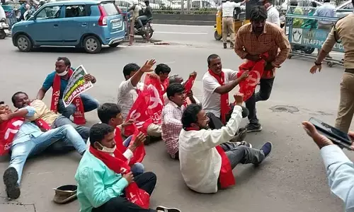 New Democracy Protest At Pragathi Bhavan Over Farmers Issues