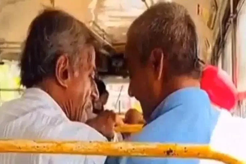 బస్సులో ఇద్దరి మధ్య వాదన.. పోలీసులు పోస్ట్ చేసిన ఫన్నీ వీడియో! బస్సులో ఇద్దరి మధ్య వాదన.. పోలీసులు పోస్ట్ చేసిన ఫన్నీ వీడియో!