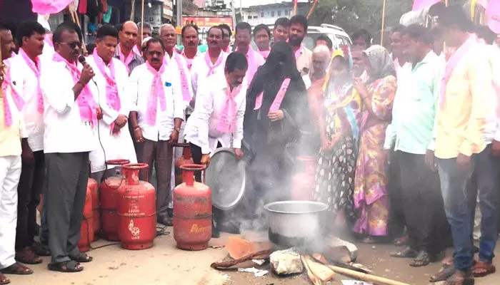TRS Protest in Narayanpet To Reduce LPG prices
