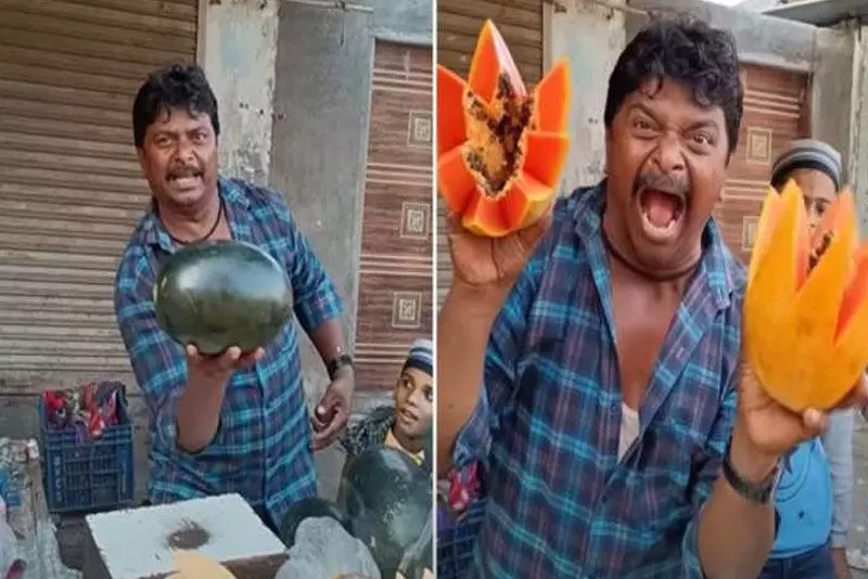 వింత పద్ధతిలో ఫ్రూట్స్ అమ్మకం.. వీధివ్యాపారి క్రేజీ స్టైల్! (వీడియో) వింత పద్ధతిలో ఫ్రూట్స్ అమ్మకం.. వీధివ్యాపారి క్రేజీ స్టైల్! (వీడియో)