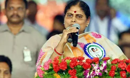 YS Vijayamma Resigns to YSRCP Party to Support YS Sharmila