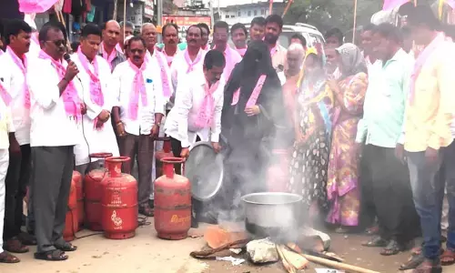 TRS Protest in Narayanpet To Reduce LPG prices
