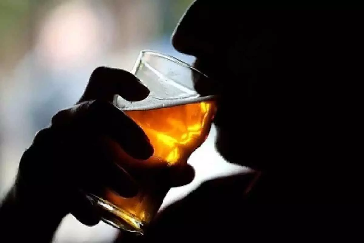 Alcohol: లిమిట్లో తీసుకున్నా వాంతులు అవుతున్నాయా..? Alcohol: లిమిట్లో తీసుకున్నా వాంతులు అవుతున్నాయా..?