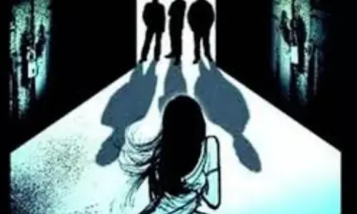 జాతరకు వెళ్లి వస్తుండగా.. భర్త ముందే గిరిజన మహిళపై సామూహిక అత్యాచారం..