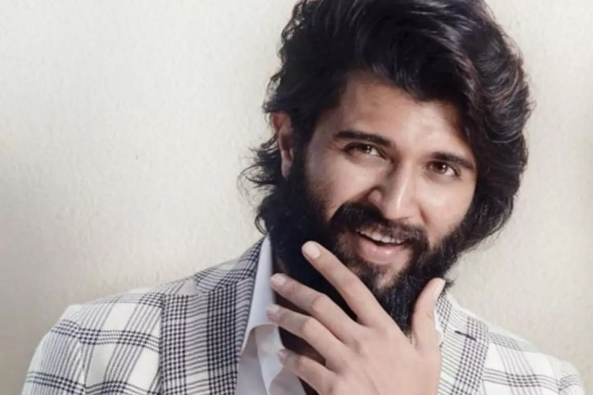 స్టెప్పులతో పిచ్చెక్కిస్తున్న విజయ్ దేవరకొండ స్టెప్పులతో పిచ్చెక్కిస్తున్న విజయ్ దేవరకొండ