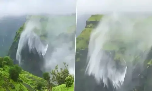 ప్ర‌కృతి అద్భుతం.. గాలిలో తెలుతూ వెన‌క్కి వెళ్లిన వాట‌ర్ ఫాల్‌! (వీడియో)