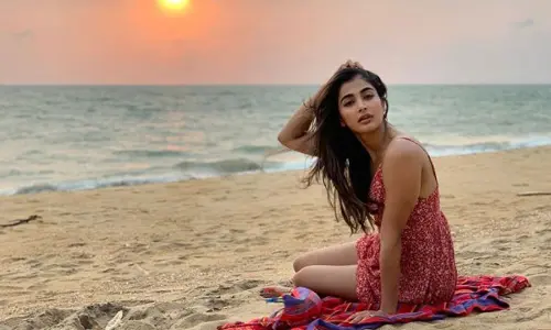 బీచ్ ఒడ్డున పూజ.. పలుచని బికినీలో కనువిందు