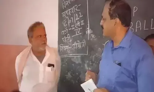 కుర్తా వేసుకున్న హెడ్‌మాస్ట‌ర్‌కు డీఎమ్‌ చివాట్లు.. ద్యేవుడా..! (వీడియో)