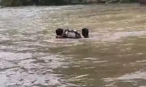 గిన్నెలో చిన్నపిల్లలను కూర్చోపెట్టి వాగు దాటిస్తున్న పెద్దలు(వీడియో)