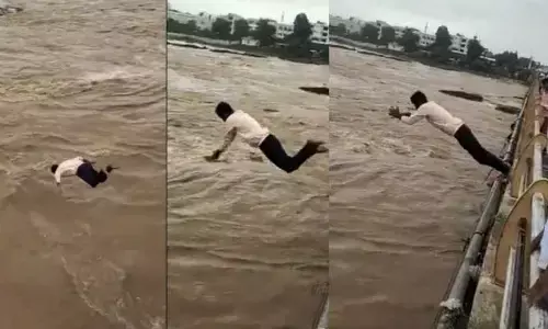 నది ప్రవాహంలో దూకిన యువకుడు (వీడియో)
