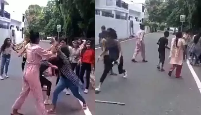 రోడ్డుమీదే పొట్టుపొట్టు కొట్టుకుంటున్న యువతులు... పోలీసులు రాగానే...(వీడియో) రోడ్డుమీదే పొట్టుపొట్టు కొట్టుకుంటున్న యువతులు... పోలీసులు రాగానే...(వీడియో)