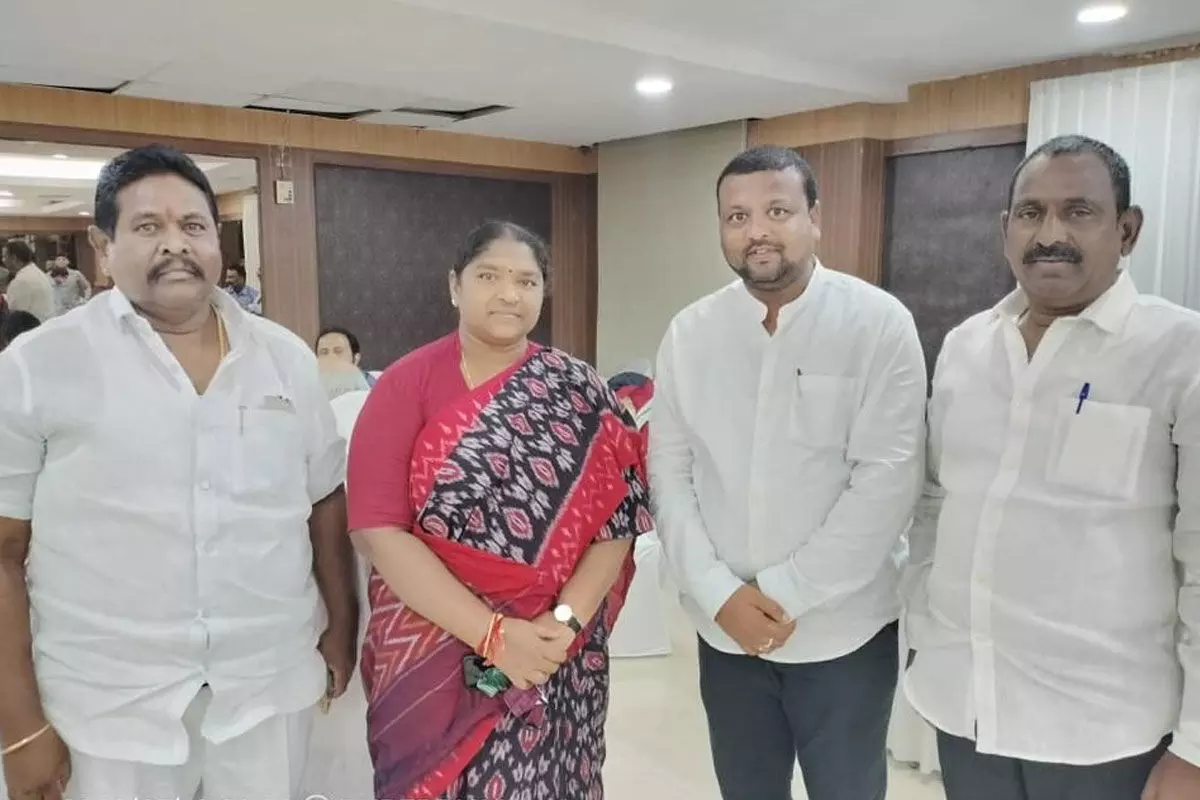 DCC Presidents of Kamareddy, Nizamabad Districts Meet MLA Seethakka DCC Presidents of Kamareddy, Nizamabad Districts Meet MLA Seethakka
