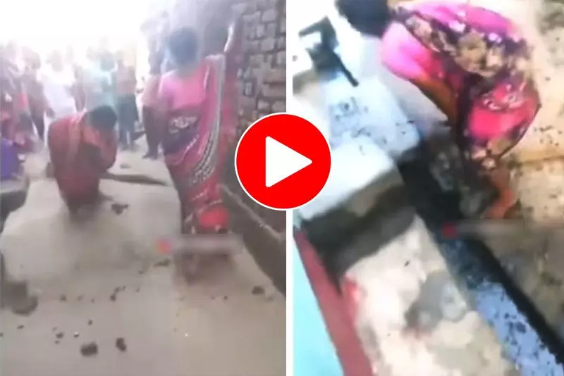 రక్తపు చుక్క చిందకుండా ఈ ఆడోళ్ల చెత్త ఫైట్ చూడండి.. బెట్, పొట్టచక్కలే!! రక్తపు చుక్క చిందకుండా ఈ ఆడోళ్ల చెత్త ఫైట్ చూడండి.. బెట్, పొట్టచక్కలే!!