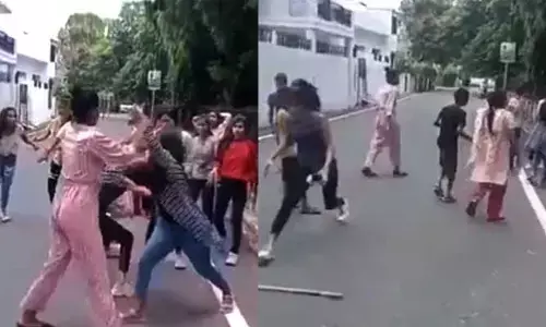రోడ్డుమీదే పొట్టుపొట్టు కొట్టుకుంటున్న యువతులు... పోలీసులు రాగానే...(వీడియో)
