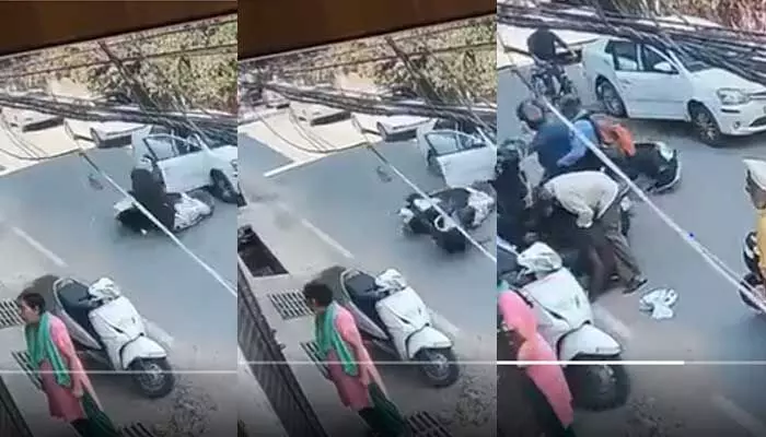 సడెన్గా కారు డోర్ ఓపెన్ చేసిన డ్రైవర్... స్కూటీపై వస్తున్న వ్యక్తి మృతి (వీడియో) సడెన్గా కారు డోర్ ఓపెన్ చేసిన డ్రైవర్... స్కూటీపై వస్తున్న వ్యక్తి మృతి (వీడియో)