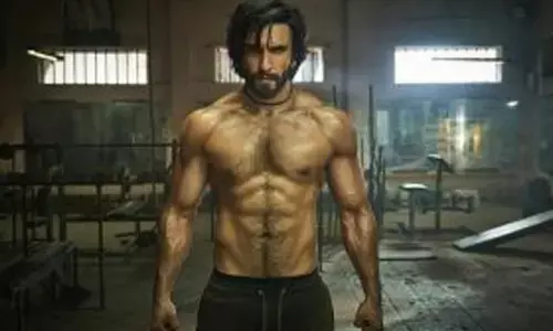 సిక్స్ ప్యాక్ ఆబ్స్‌తో రణ్‌వీర్.. కడక్ బిస్కెట్స్ అంటున్న ఫ్యాన్స్