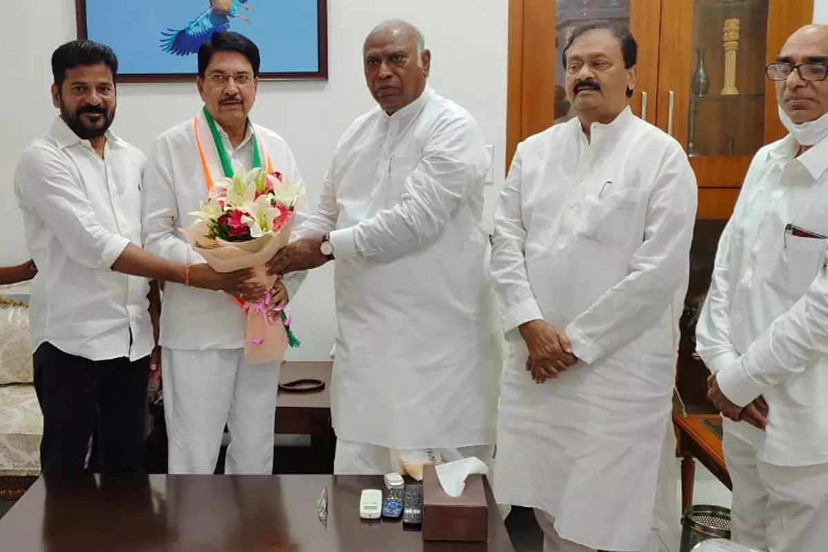 Ex MLA Aligireddy Praveen Reddy joined Congress in the presence of Mallikarjun Kharge