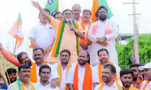 BJP Leader Babu Mohan Criticizes CM KCR Over Government Schemes