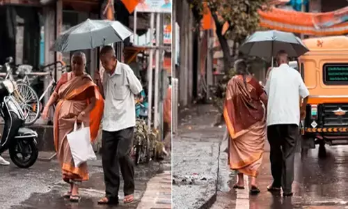 అలా రోడ్డు దాటిన వృద్ధుల జంట‌.. ప్రేమంటే ఇదేరా..! (వీడియో)