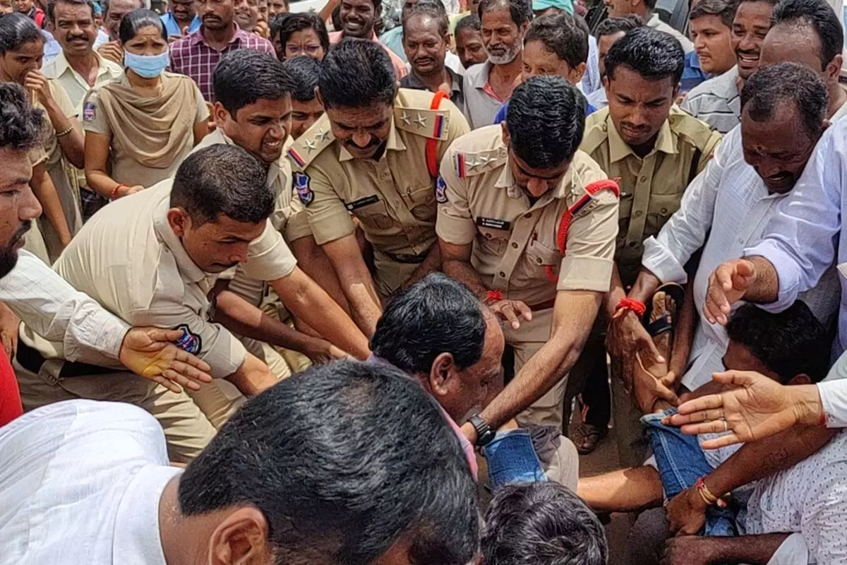 భగ్గుమన్న మల్లంపల్లి.. జాతీయ రహదారిపై తీవ్ర ఉద్రిక్తత (వీడియో) భగ్గుమన్న మల్లంపల్లి.. జాతీయ రహదారిపై తీవ్ర ఉద్రిక్తత (వీడియో)
