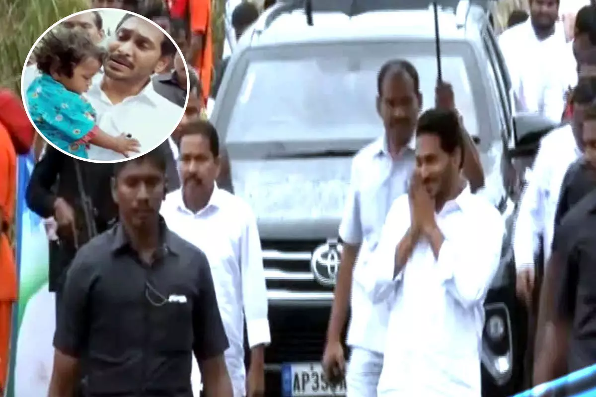 CM Jagan Gives a pen as a gift to 8 months kid in Konaseema Tour CM Jagan Gives a pen as a gift to 8 months kid in Konaseema Tour