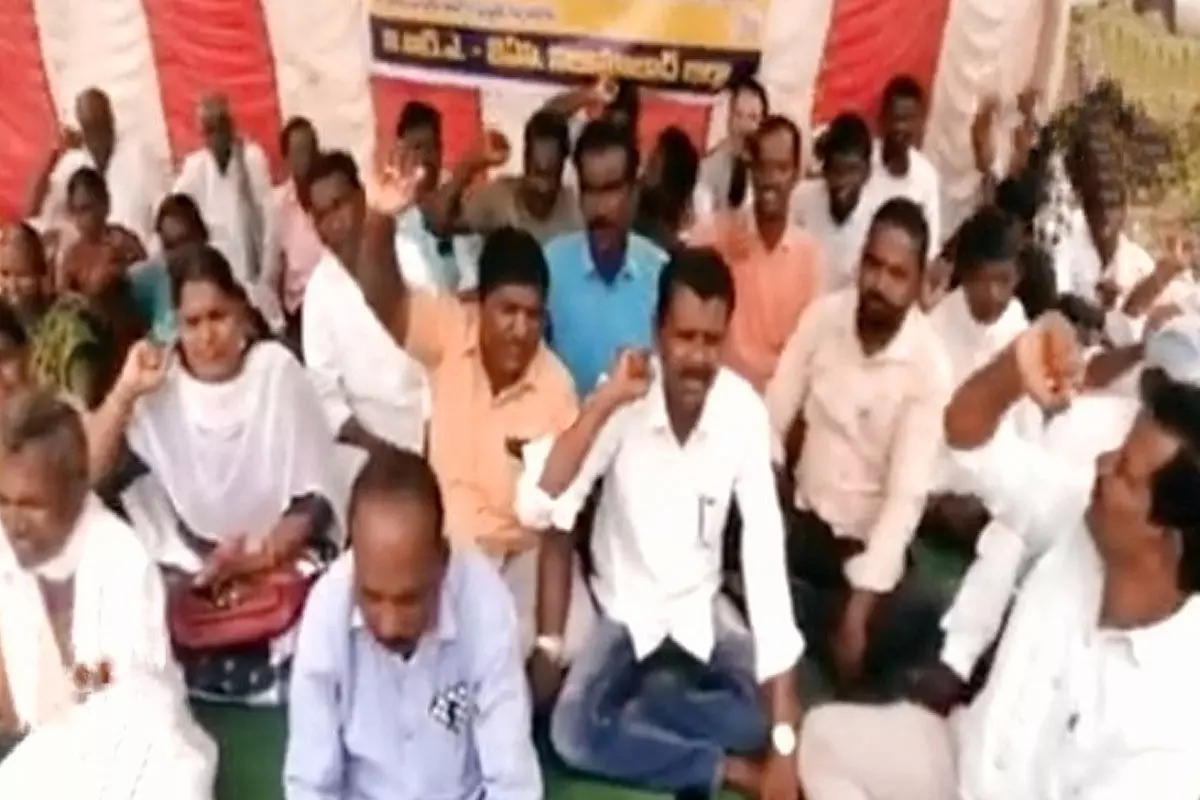 VRAs Protest Reaches to Third day in Indalwai VRAs Protest Reaches to Third day in Indalwai