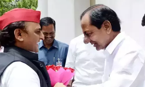 CM KCR meets Akhilesh Yadav in Delhi Tour
