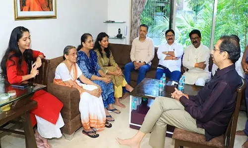 Uddav Thackeray Meets Family Members of Sena MP Sanjay Raut