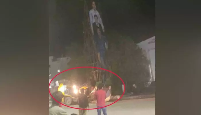 కేసీఆర్, కేటీఆర్ కటౌట్లను జేసీబీతో కూల్చేసిన మున్సిపల్ అధికారులు కేసీఆర్, కేటీఆర్ కటౌట్లను జేసీబీతో కూల్చేసిన మున్సిపల్ అధికారులు