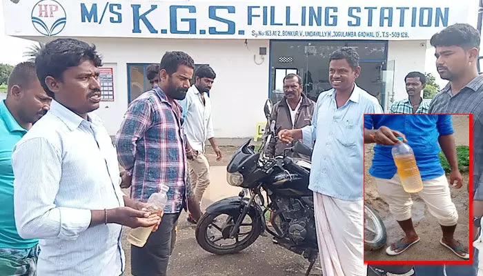 పెట్రోల్కు బదులు నీళ్లు... షాకైన వాహనదారులు (వీడియో) పెట్రోల్కు బదులు నీళ్లు... షాకైన వాహనదారులు (వీడియో)