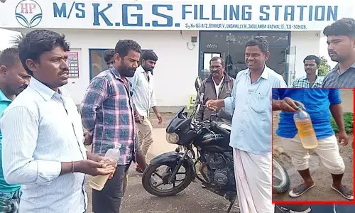 పెట్రోల్‌కు బదులు నీళ్లు... షాకైన వాహనదారులు (వీడియో)
