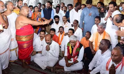 BJP Fires On Yadadri Temple EO Geetha Reddy Over Protocol