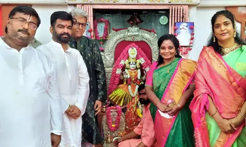 TS Governor Tamilisai Visits Bhagyalaxmi Temple at Charminar