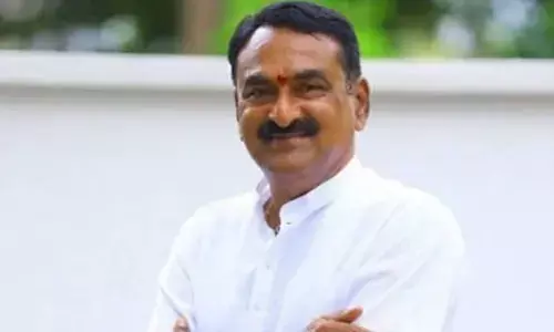 TRS Party tries to convince Errabelli Pradeep Rao not to change the party