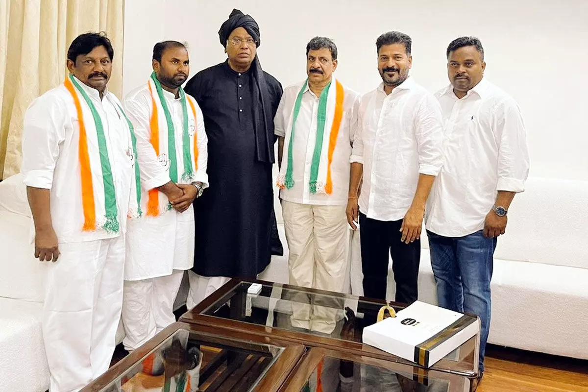 Cheruku Sudhakar Merges Telangana Inti Party Into Congress Party at Delhi