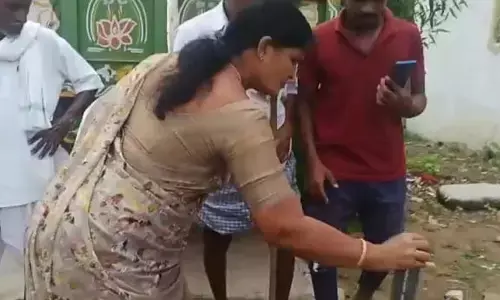 జాతీయ జెండా గద్దెను ధ్వంసం చేసిన సర్పంచ్ (వీడియో)