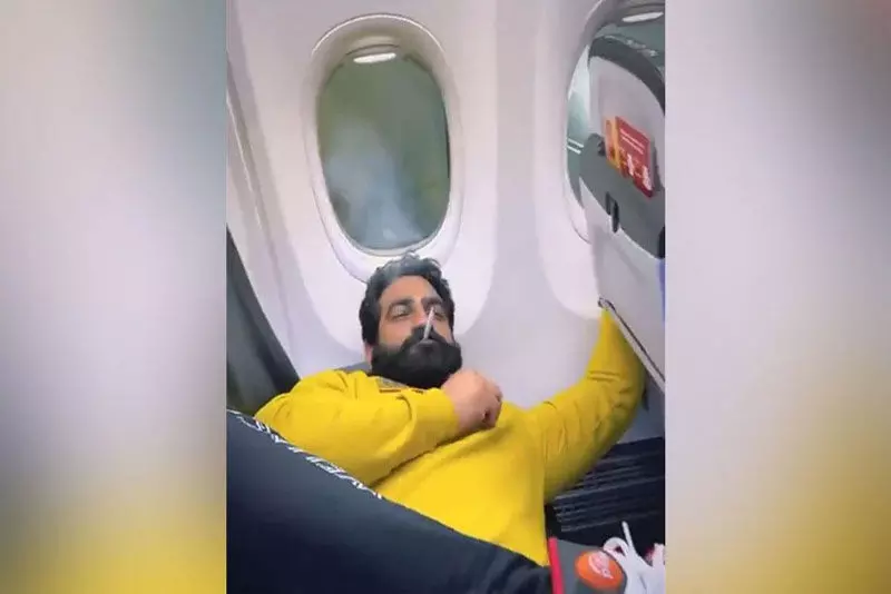 ఫ్లైట్లో సిగరేట్ తాగిన సెలబ్రిటీ.. ఆ తర్వాత..?! (వీడియో) ఫ్లైట్లో సిగరేట్ తాగిన సెలబ్రిటీ.. ఆ తర్వాత..?! (వీడియో)
