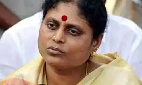 CM Jagans Mother YS Vijayamma Escaped From Car Accident