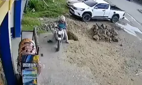ఎర‌క్క వెన‌క్కిపోయి, ఇలా గుంత‌లో..!! (వీడియో)