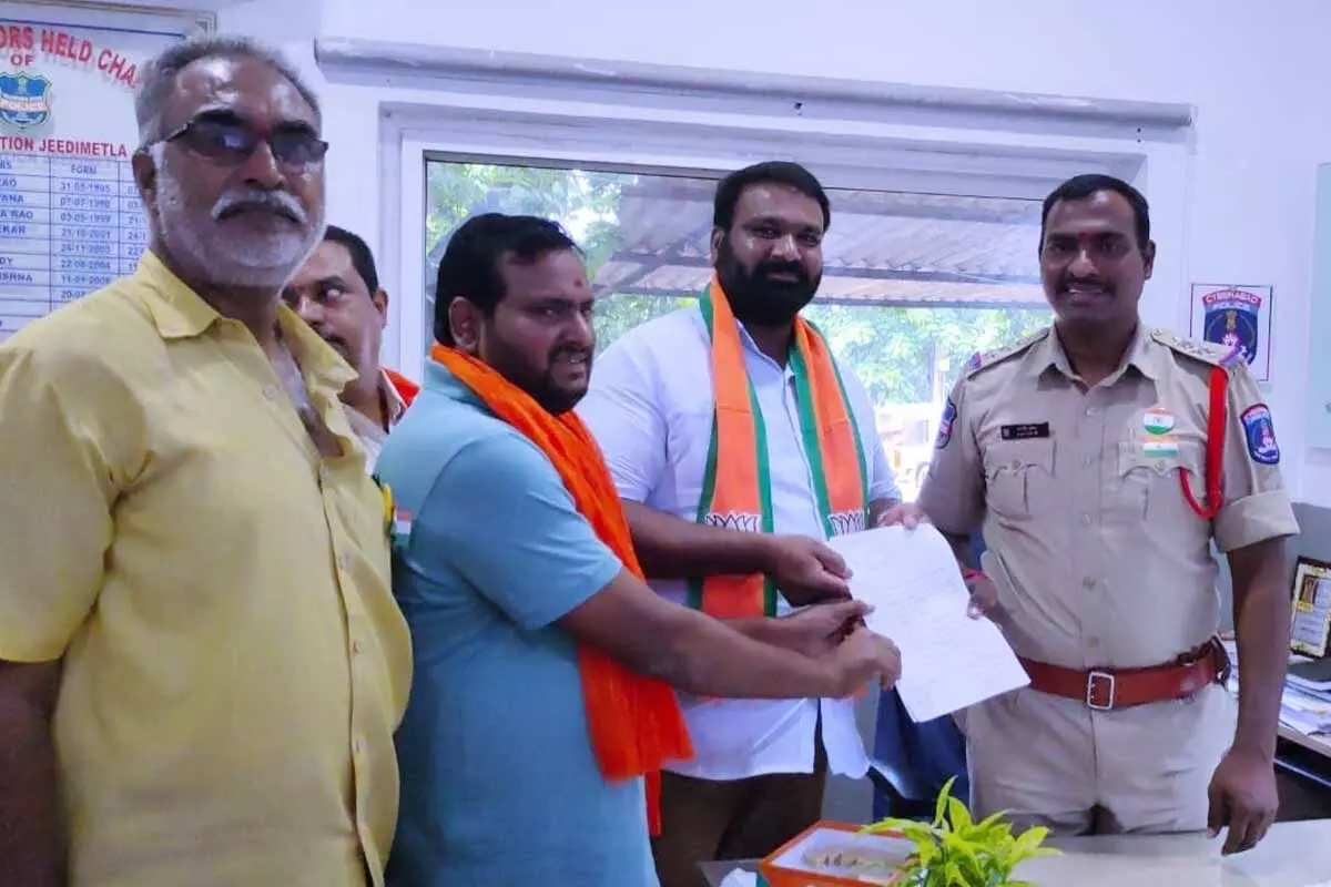 టీఆర్ఎస్ ఎమ్మెల్యేపై పోలీస్ స్టేషన్లో ఫిర్యాదు.. ఎందుకంటే..? టీఆర్ఎస్ ఎమ్మెల్యేపై పోలీస్ స్టేషన్లో ఫిర్యాదు.. ఎందుకంటే..?